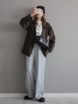 スウェットパンツを使った「ミニTシャツ」の人気ファッション