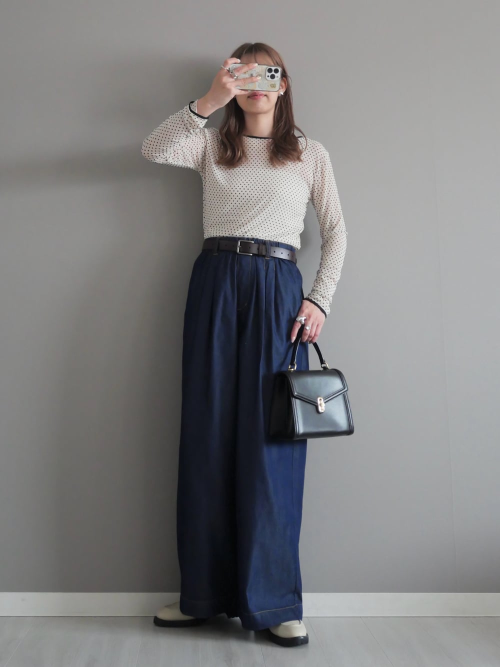 ホワイト系のTシャツ/カットソー、ホワイト系のローファー、ブルー系のデニムパンツを着用したレディースの春コーディネートの1枚目の写真