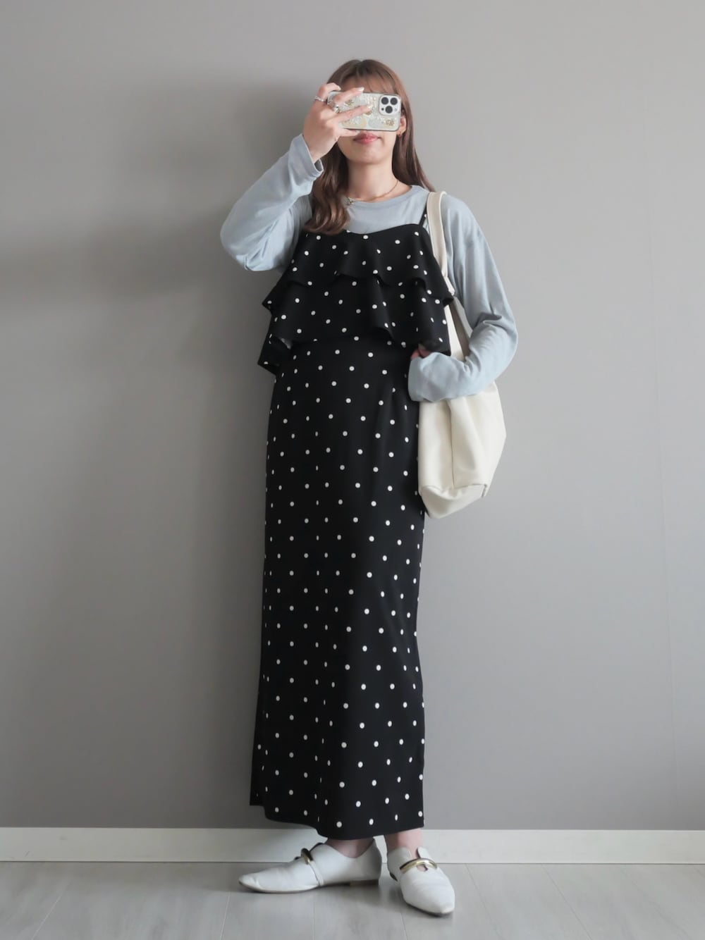 ブルー系のTシャツ/カットソー、その他のワンピース、ホワイト系のトートバッグを着用したレディースの春コーディネートの1枚目の写真