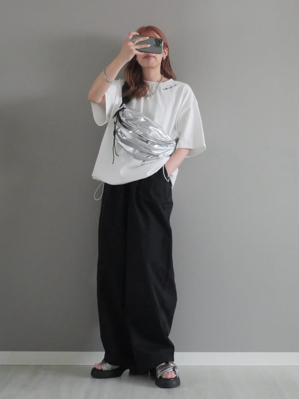 「ビッグシルエット、ビッグT、ロゴT、刺繍、ワイドパンツ、ボディバッグ、メタルバッグ、パデッドサンダル、ボリュームソール、サンダル、モノトーン、ユニセックス、白Tシャツ」｜「Starting Overの【Starting Over/スターティングオーバー】ONE POINT LOGO EMBROIDERY DRAW CODE T-SHIRT/ワンポイント ロゴ刺繍 ドローコード デザイン 半袖 Tシャツ　ピグメントTシャツ（Tシャツ/カットソー、ホワイト系）」を使った、miiさん（レディース・162cm）の夏コーディネートの1枚目の写真