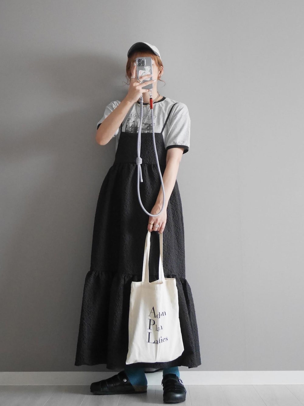 「PR、リンガーTシャツ、ロゴT、キャミワンピ、トートバッグ、キャップ、グルカサンダル、スリッポン、カラーソックス」｜「Birthday roomの膨れジャガードキャミワンピース（ワンピース、ブラック系）」を使った、miiさん（レディース・162cm）の夏コーディネートの1枚目の写真