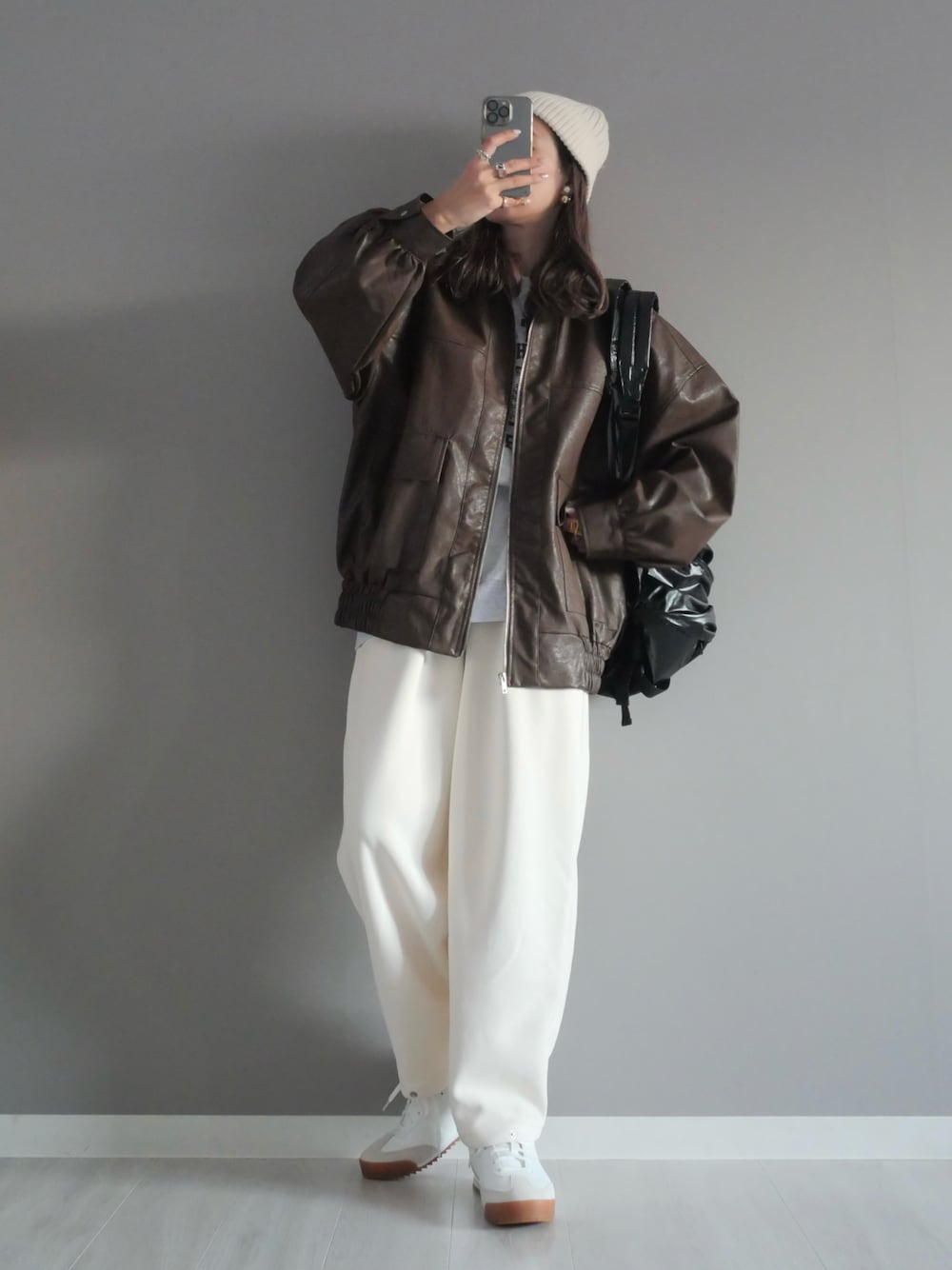 「スウェットパンツ、カーブパンツ、冬アウター、レザーブルゾン、ブルゾン、レザー、トレーナー、ニット帽、バックパック、メタルバッグ、冬コーデ、最近のいい感じコーデ」｜「ULEULAのカーブスウェットパンツ/ボリュームコクーンリラックスパンツ（スウェットパンツ、ホワイト系）」を使った、miiさん（レディース・162cm）の秋コーディネートの1枚目の写真