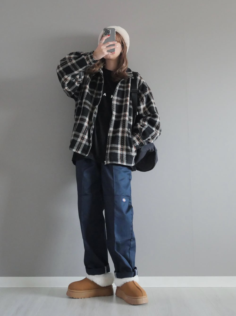 ブルー系のチノパンツ、ブラック系のブルゾン、ブラック系のTシャツ/カットソーを着用したレディースの冬コーディネートの1枚目の写真