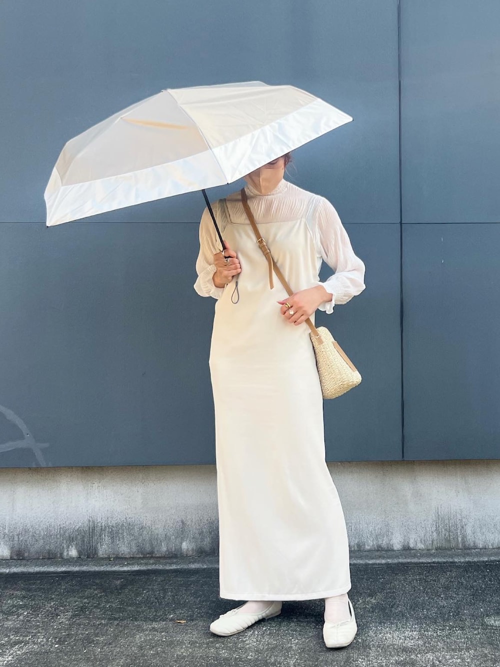 「PR、日傘、折りたたみ傘、晴雨兼用、ワントーンコーデ、キャミワンピ、シアートップス、シアーソックス、パンプス、かごバッグ」｜「Waterfrontの自動開閉 UVブロック 折 55　ツートン（折りたたみ傘、ブラウン系）」を使った、miiさん（レディース・162cm）の春コーディネートの1枚目の写真