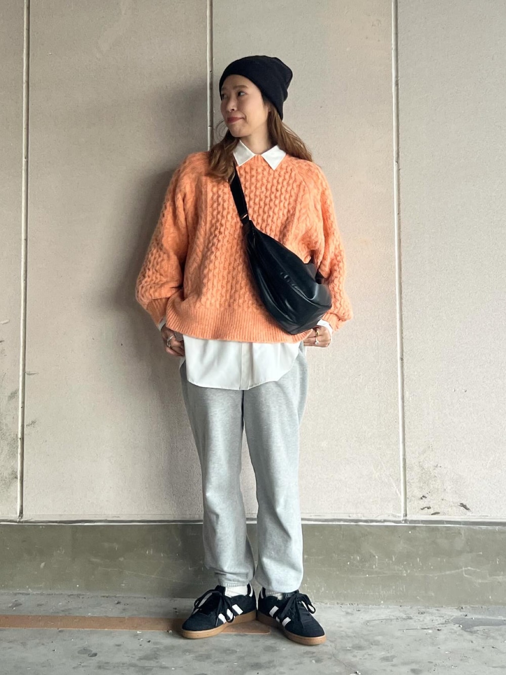 「PR、ケーブルニット、オレンジニット、オレンジ、オーバーサイズシャツ、GU、ヒートテックニットキャップ、スウェットパンツ、レザータッチラウンドバッグ、UNIQLO、adidas originals、新星WEARISTAにエントリー、スニーカー、レイヤードスタイル」｜「COUROの手編み風3GGオーバーサイズケーブルニット（ニット/セーター、オレンジ系）」を使った、miiさん（レディース・162cm）の冬コーディネートの1枚目の写真