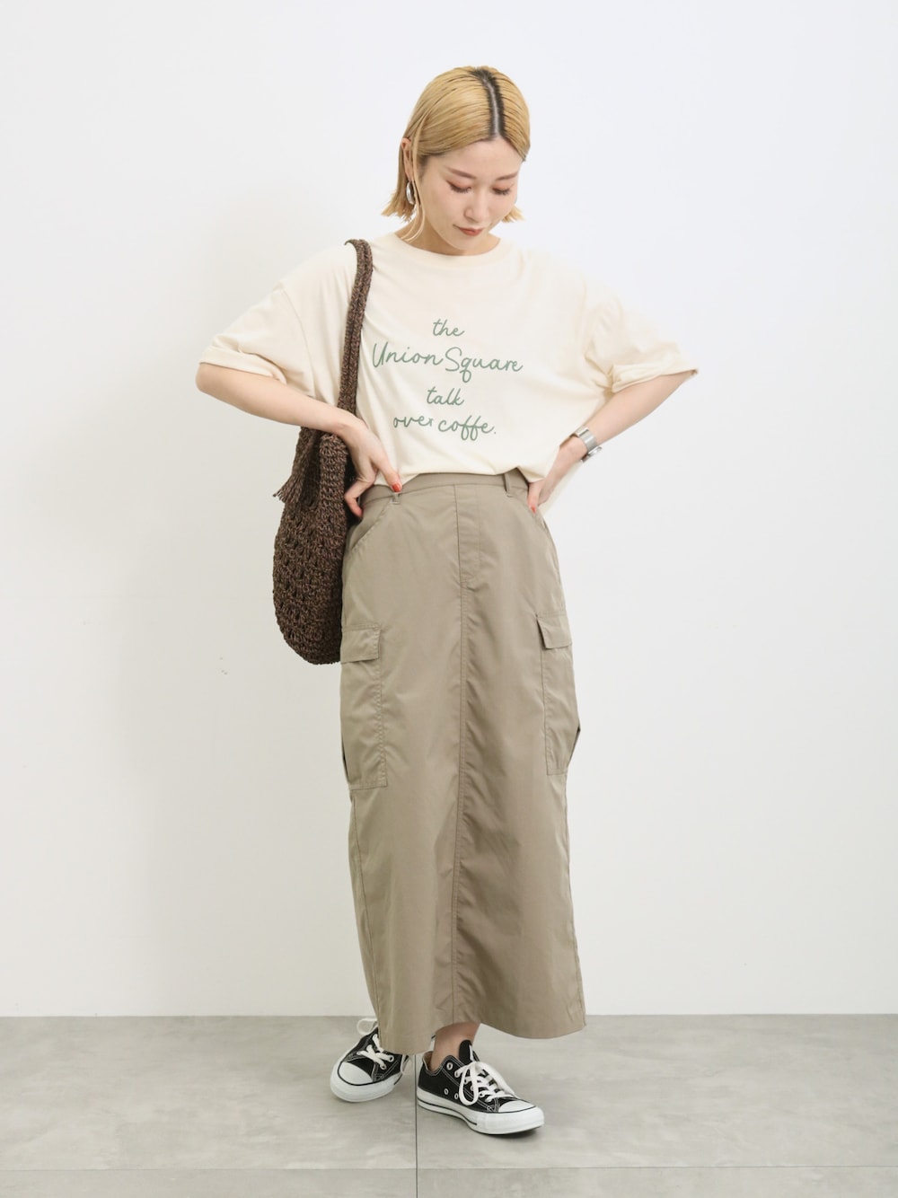 「大人カジュアル、きれいめカジュアル、シンプル、シンプルコーデ、プチプラ、プチプラコーデ、夏コーデ、スカート、カーゴスカート、Tシャツ、ロゴT、雑材バッグ、トートバッグ、スニーカー、Samansa Mos2 blue」｜「Samansa Mos2 blueの発泡プリントTシャツ（Tシャツ/カットソー、ホワイト系）」を使った、miyaさん（骨格ウェーブ・レディース・158cm）の春コーディネートの1枚目の写真