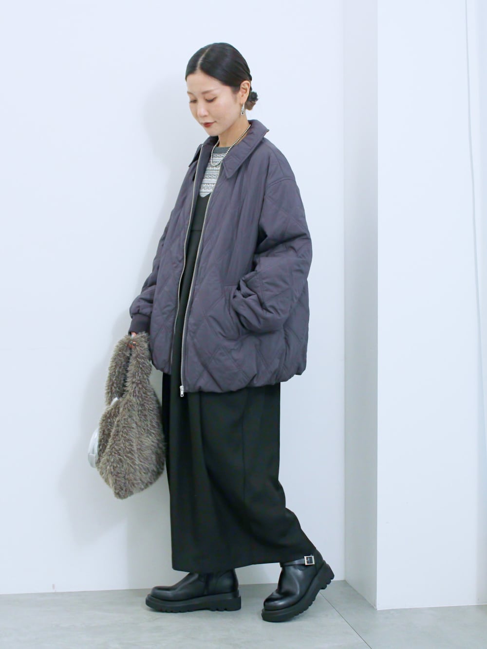 ブラック系のブーツ、グレー系のニット/セーター、グレー系のノーカラージャケットを着用したレディースの冬コーディネートの1枚目の写真