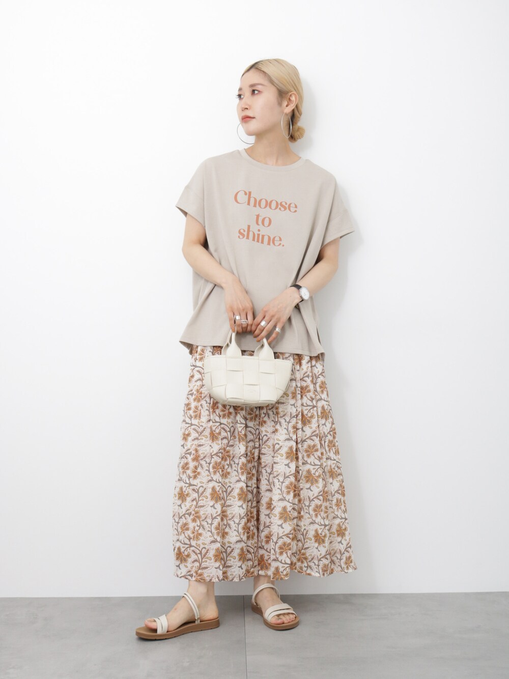 「シンプルスタイル、きれいめカジュアル、カジュアルコーデ、シンプル、Tシャツ、ロゴT、スカート、花柄、ワントーンコーデ、プチプラ、プチプラコーデ、大人カジュアル、サンダル、Samansa Mos2 blue」｜「Samansa Mos2 blueの2WAYアシンメトリーサンダル（サンダル、ホワイト系）」を使った、miyaさん（骨格ウェーブ・レディース・158cm）の夏コーディネートの1枚目の写真