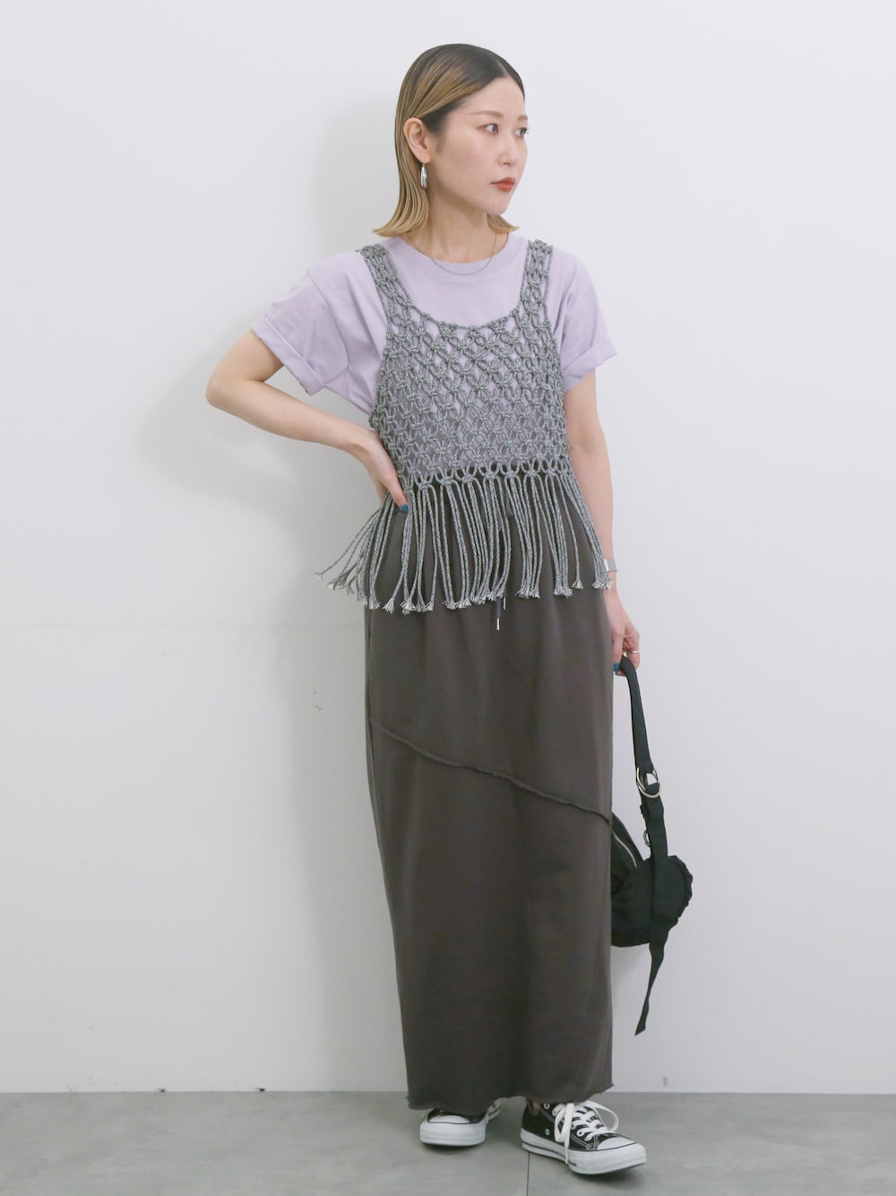 「大人カジュアル、きれいめカジュアル、シンプル、シンプルコーデ、プチプラ、プチプラコーデ、夏コーデ、Tシャツ、ビスチェ、ロゴT、スカート、ハンドバッグ、スニーカーコーデ、Samansa Mos2 blue、コンバース」｜「Samansa Mos2 blueのプリントTシャツ（Tシャツ/カットソー、パープル系）」を使った、miyaさん（骨格ウェーブ・レディース・158cm）の春コーディネートの1枚目の写真