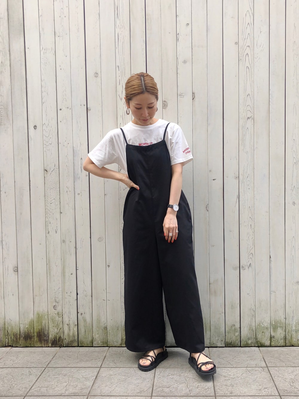 「カジュアルコーデ、大人カジュアル、Tシャツ、夏コーデ、プチプラ、サロペット、ロゴT、サンダル、Samansa Mos2 blue」｜「Samansa Mos2 blueのナローストラップ厚底サンダル（サンダル、ブラック系）」を使った、miyaさん（レディース・158cm）の春コーディネートの1枚目の写真