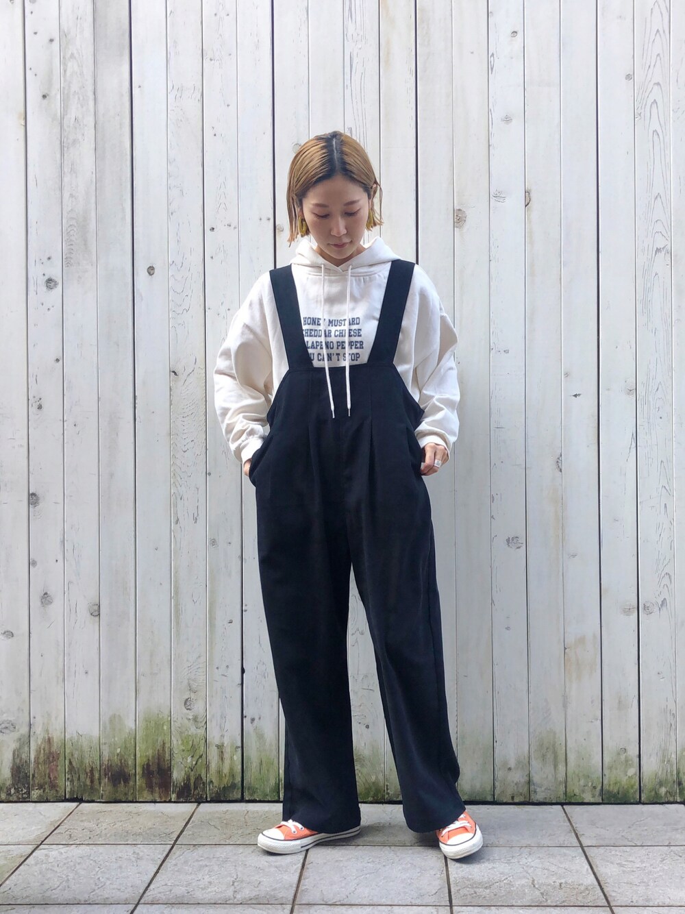 「大人カジュアル、カジュアルコーデ、ボーイッシュ、プチプラ、パーカー、ロゴパーカー、サロペット、スニーカー、Samansa Mos2 blue、コンバース」｜「CONVERSEのCONVERSE ALL STAR US COLORS OX / コンバース オールスター カラーズ（スニーカー、オレンジ系）」を使った、miyaさん（レディース・158cm）の冬コーディネートの1枚目の写真