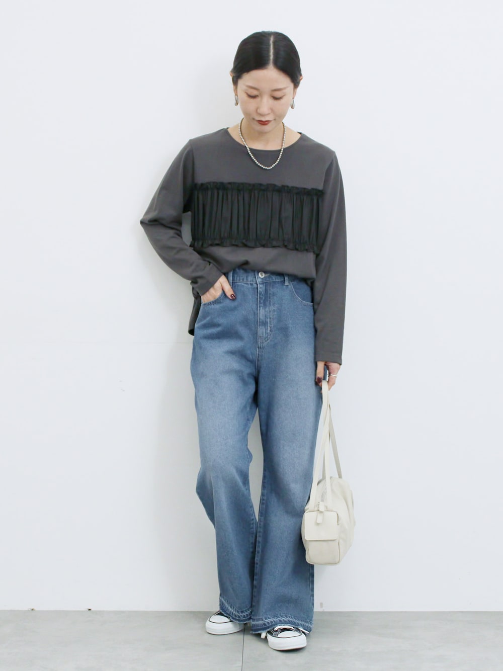 ブラック系のスニーカー、グレー系のTシャツ/カットソー、ブルー系のその他パンツを着用したレディースの秋コーディネートの1枚目の写真