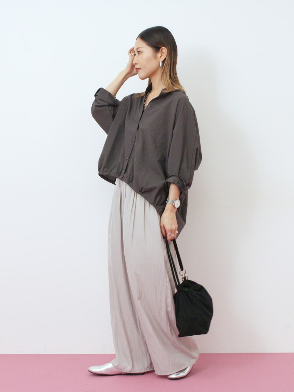 グレー系のシャツ/ブラウス、グレー系のその他パンツ、ブラック系のハンドバッグを着用したレディースの秋コーディネートの1枚目の写真