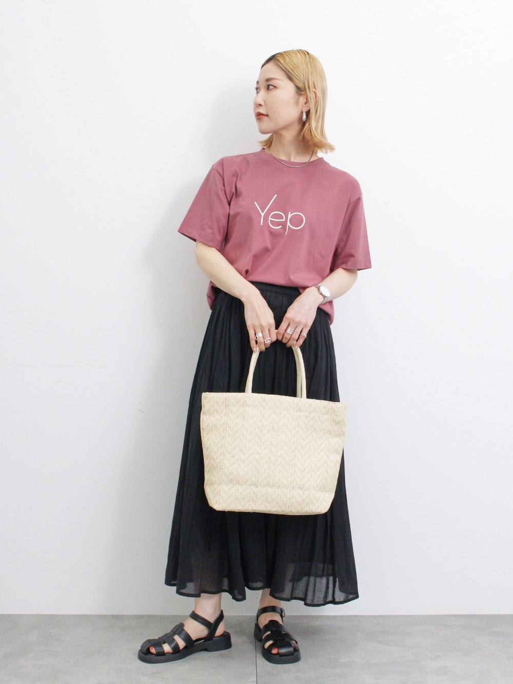 「大人カジュアル、きれいめカジュアル、シンプル、シンプルコーデ、プチプラ、プチプラコーデ、夏コーデ、Tシャツ、ロゴT、スカート、トートバッグ、ペーパーバッグ、グルカサンダル、ラフ、Samansa Mos2 blue」｜「Samansa Mos2 blueの【接触冷感】ロゴTシャツ（Tシャツ/カットソー、パープル系）」を使った、miyaさん（骨格ウェーブ・レディース・158cm）の夏コーディネートの1枚目の写真