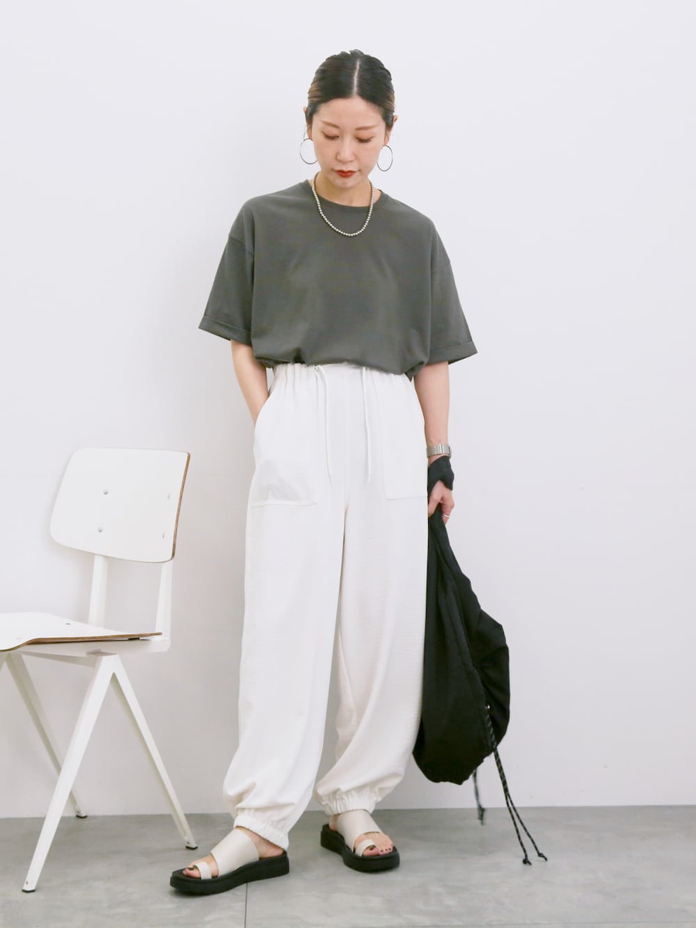 「大人カジュアル、きれいめカジュアル、シンプル、シンプルコーデ、プチプラ、プチプラコーデ、夏コーデ、モノトーン、Tシャツ、パンツスタイル、ベイカーパンツ、サンダル、トートバッグ、カジュアル、Samansa Mos2 blue」｜「Samansa Mos2 blueの◎【接触冷感】ビッグTシャツ（Tシャツ/カットソー、グレー系）」を使った、miyaさん（骨格ウェーブ・レディース・158cm）の夏コーディネートの1枚目の写真