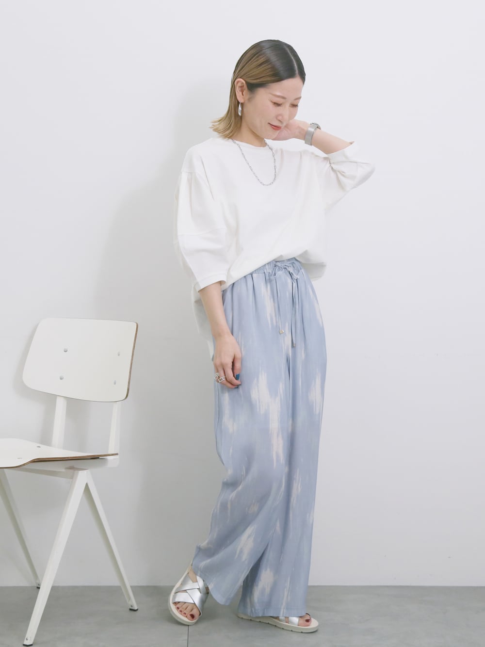 「大人カジュアル、きれいめカジュアル、シンプル、シンプルコーデ、プチプラ、プチプラコーデ、夏コーデ、Tシャツ、パンツスタイル、柄パンツ、ラフ、サンダル、Samansa Mos2 blue」｜「Samansa Mos2 blueの【USAコットン】ランタンスリーブTシャツ（Tシャツ/カットソー、ホワイト系）」を使った、miyaさん（骨格ウェーブ・レディース・158cm）の春コーディネートの1枚目の写真