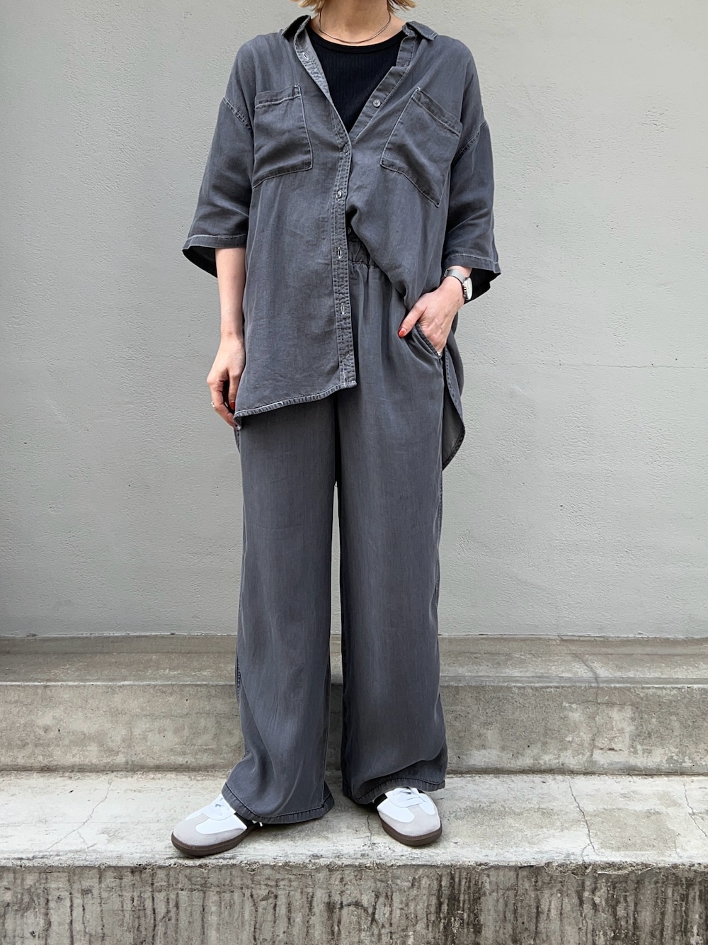 「大人カジュアル、きれいめカジュアル、シンプル、シンプルコーデ、プチプラ、プチプラコーデ、夏コーデ、セットアップ、メンズライク、デニム、パンツスタイル、シャツスタイル、オールブラック、Samansa Mos2 blue、adidas」｜「Samansa Mos2 blueの【接触冷感】クールデニムパンツ（デニムパンツ、グレー系）」を使った、miyaさん（骨格ウェーブ・レディース・158cm）の春コーディネートの1枚目の写真