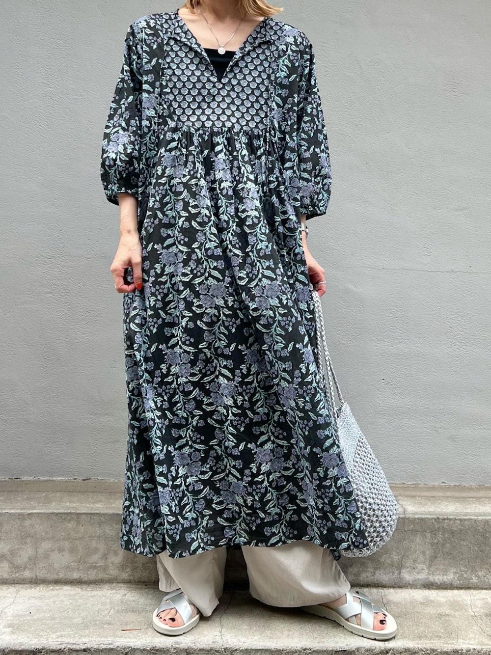 「大人カジュアル、きれいめカジュアル、シンプル、シンプルコーデ、プチプラ、プチプラコーデ、夏コーデ、ワンピース、花柄、ボタニカル柄、インド綿、パンツスタイル、ハンドバッグ、サンダル、Samansa Mos2 blue」｜「Samansa Mos2 blueの【Made in India】花柄ワンピース（ワンピース、グレー系）」を使った、miyaさん（骨格ウェーブ・レディース・158cm）の夏コーディネートの1枚目の写真