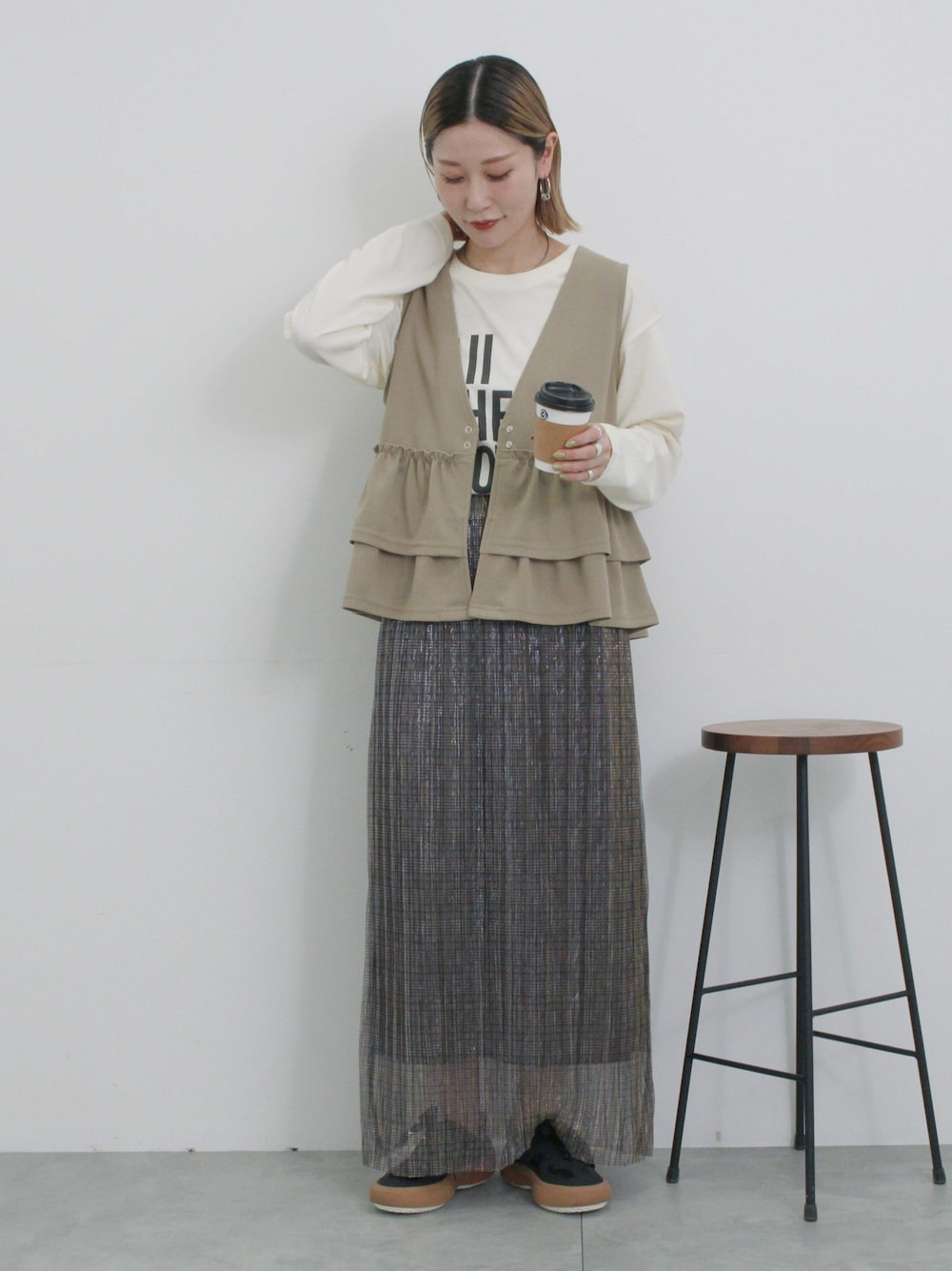 「大人カジュアル、きれいめカジュアル、シンプル、シンプルコーデ、プチプラ、プチプラコーデ、春コーデ、ビスチェ、ベスト、ロンT、スカート、チェック、ラメ、スニーカー、Samansa Mos2 blue」｜「Samansa Mos2 blueのペプラムベスト(セットアップ可)（ベスト、ベージュ系）」を使った、miyaさん（骨格ウェーブ・レディース・158cm）の春コーディネートの1枚目の写真
