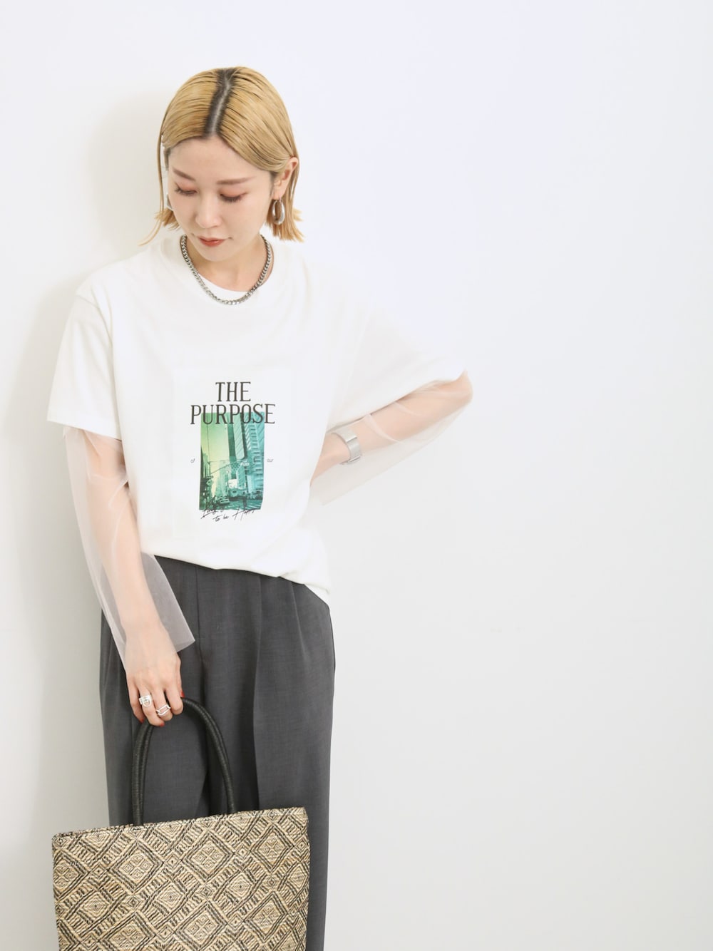「大人カジュアル、きれいめカジュアル、夏コーデ、シンプル、シンプルコーデ、プチプラ、プチプラコーデ、Tシャツ、チュール、レイヤードスタイル、ビスチェ、パンツスタイル、サンダル、かごバッグ、Samansa Mos2 blue」｜「Samansa Mos2 blueの【シルケットバイオ】フォトTシャツ（Tシャツ/カットソー、ホワイト系）」を使った、miyaさん（骨格ウェーブ・レディース・158cm）の春コーディネートの1枚目の写真
