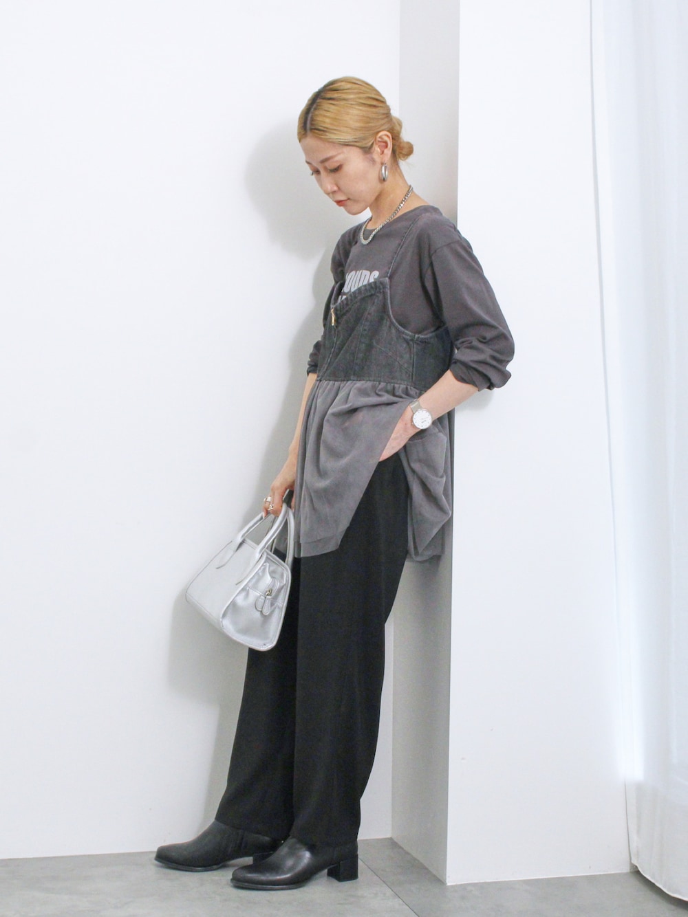 「大人カジュアル、きれいめカジュアル、シンプル、シンプルコーデ、プチプラ、プチプラコーデ、秋コーデ、秋服準備はじめました、ビスチェ、チュール、デニム、パンツスタイル、ハンドバッグ、ブーツ、Samansa Mos2 blue」｜「Samansa Mos2 blueの【ECO DENIM】チュール切替キャミビスチェ（シャツ/ブラウス、グレー系）」を使った、miyaさん（骨格ウェーブ・レディース・158cm）の夏コーディネートの1枚目の写真