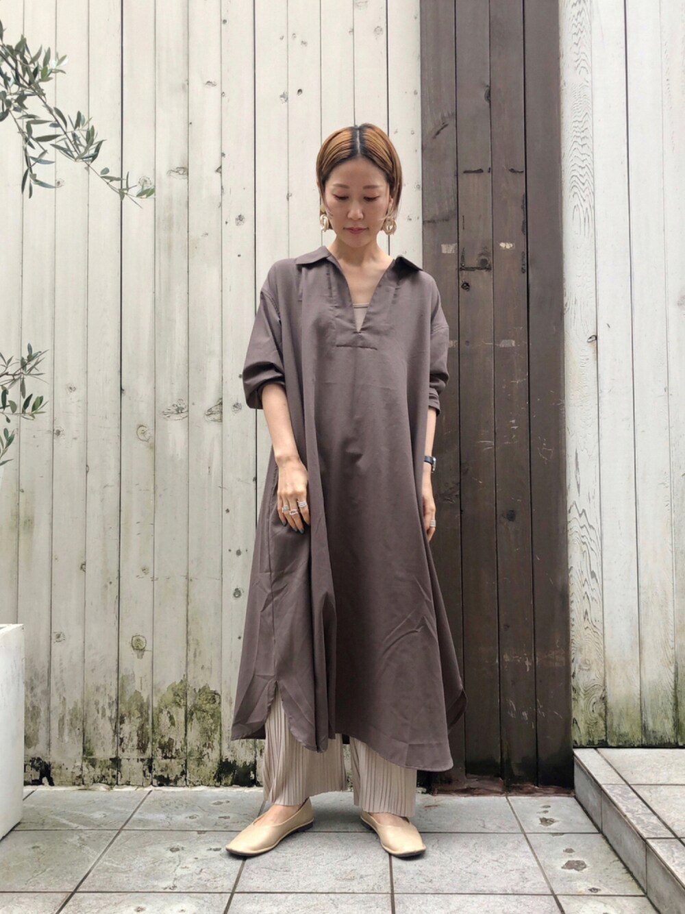 「オトナカジュアル、ラフ、ロングワンピース、ワンピース、プチプラ、ブラウンコーデ、パンプス、Samansa Mos2 blue」｜「Samansa Mos2 blueのフラットカラーシャツワンピース（シャツワンピース、グレー系）」を使った、miyaさん（レディース・158cm）の秋コーディネートの1枚目の写真