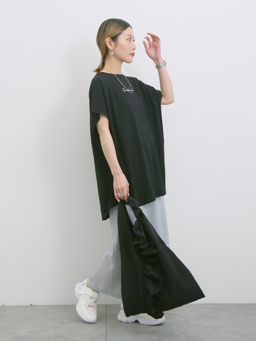 「大人カジュアル、きれいめカジュアル、シンプル、シンプルコーデ、プチプラ、プチプラコーデ、夏コーデ、Tシャツ、チュニック、スカート、ラメ、タイトスカート、トートバッグ、スニーカー、Samansa Mos2 blue」｜「Samansa Mos2 blueの◎【接触冷感】ロゴプリントチュニック（Tシャツ/カットソー、ブラック系）」を使った、miyaさん（骨格ウェーブ・レディース・158cm）の夏コーディネートの1枚目の写真