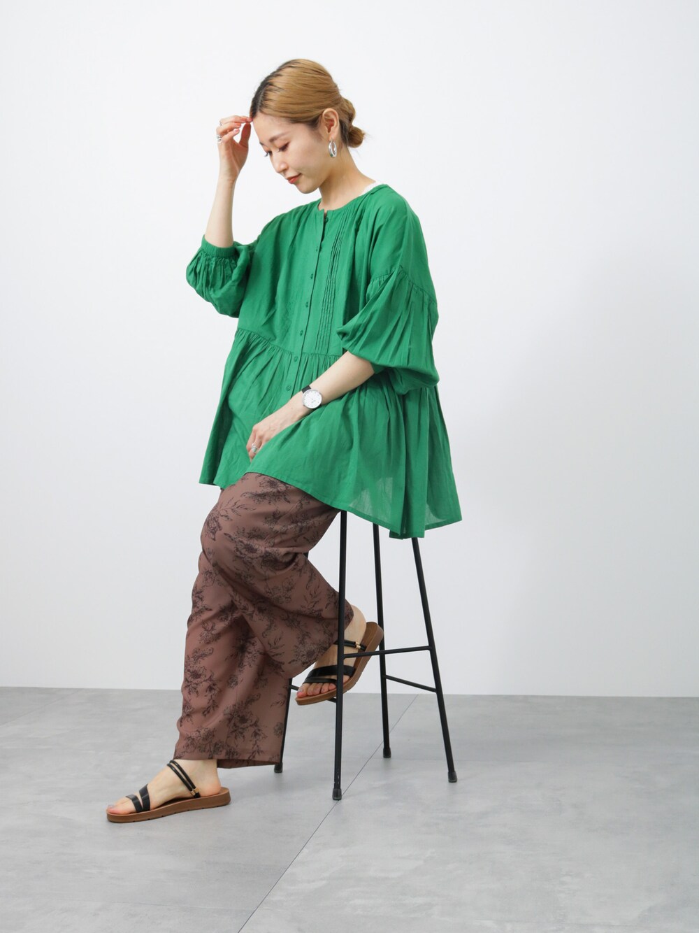「シンプルコーデ、春夏コーデ、カジュアル、パンツスタイル、プチプラコーデ、シンプル、インド綿、ブラウス、グリーン、柄パンツ、プチプラ、大人カジュアル、きれいめカジュアル、Samansa Mos2 blue」｜「Samansa Mos2 blueのピンタックブラウス（シャツ/ブラウス、グリーン系）」を使った、miyaさん（骨格ウェーブ・レディース・158cm）の春コーディネートの1枚目の写真
