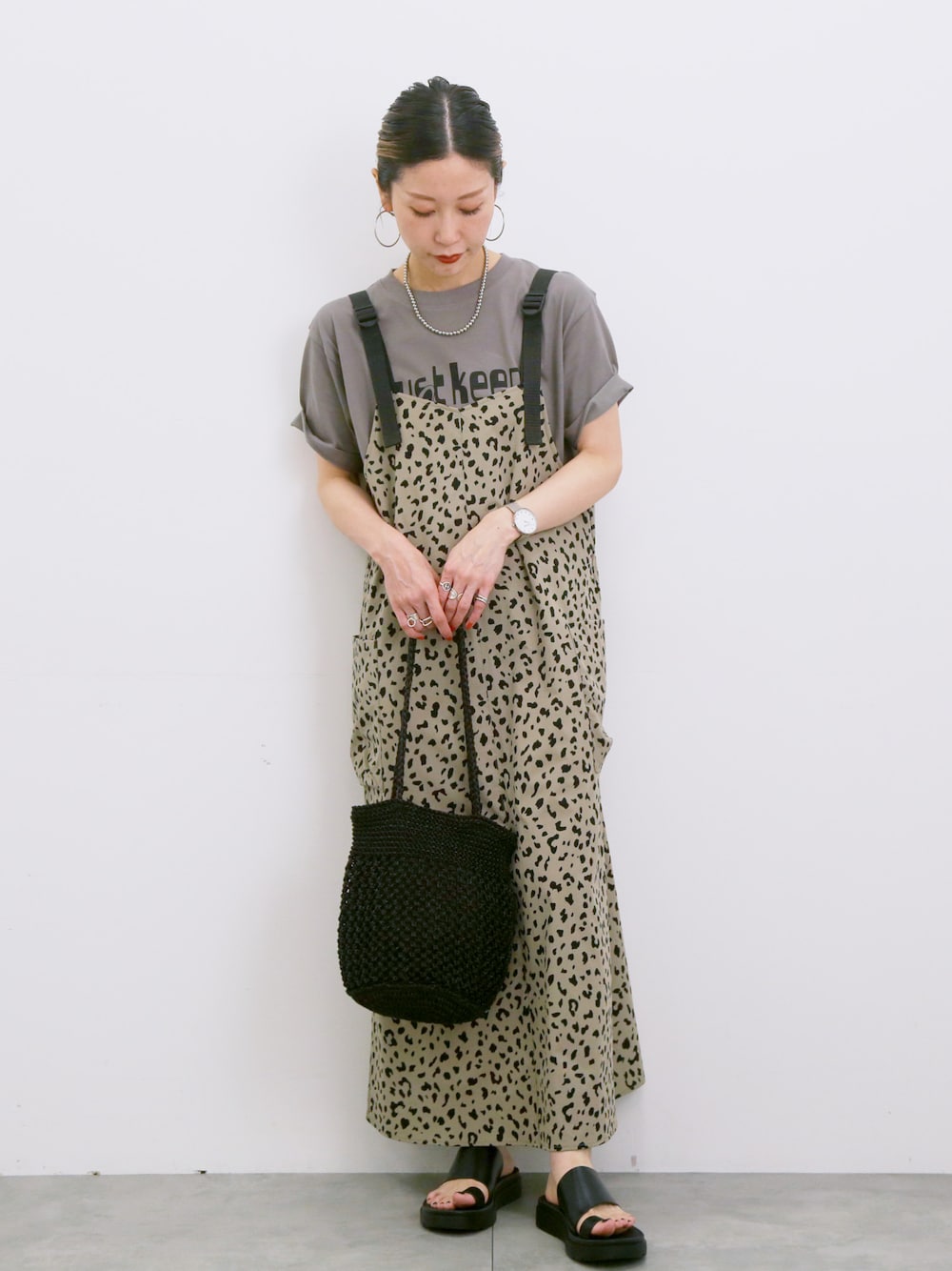 「大人カジュアル、きれいめカジュアル、シンプル、シンプルコーデ、プチプラ、プチプラコーデ、夏コーデ、Tシャツ、ジャンスカ、ワンピース、レオパード、ハンドバッグ、サンダル、Samansa Mos2 blue」｜「Samansa Mos2 blueのナイロンキャミジャンスカ（ワンピース、ベージュ系）」を使った、miyaさん（骨格ウェーブ・レディース・158cm）の夏コーディネートの1枚目の写真