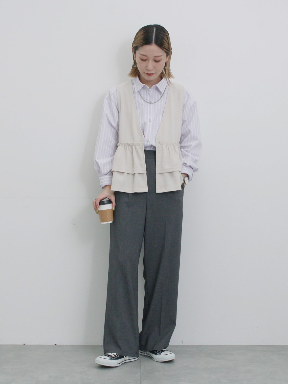 「大人カジュアル、きれいめカジュアル、シンプル、シンプルコーデ、プチプラ、プチプラコーデ、春コーデ、ビスチェ、シャツスタイル、ストライプシャツ、パンツスタイル、スニーカー、Samansa Mos2 blue」｜「Samansa Mos2 blueのタックストレートパンツ（その他パンツ、グレー系）」を使った、miyaさん（骨格ウェーブ・レディース・158cm）の春コーディネートの1枚目の写真