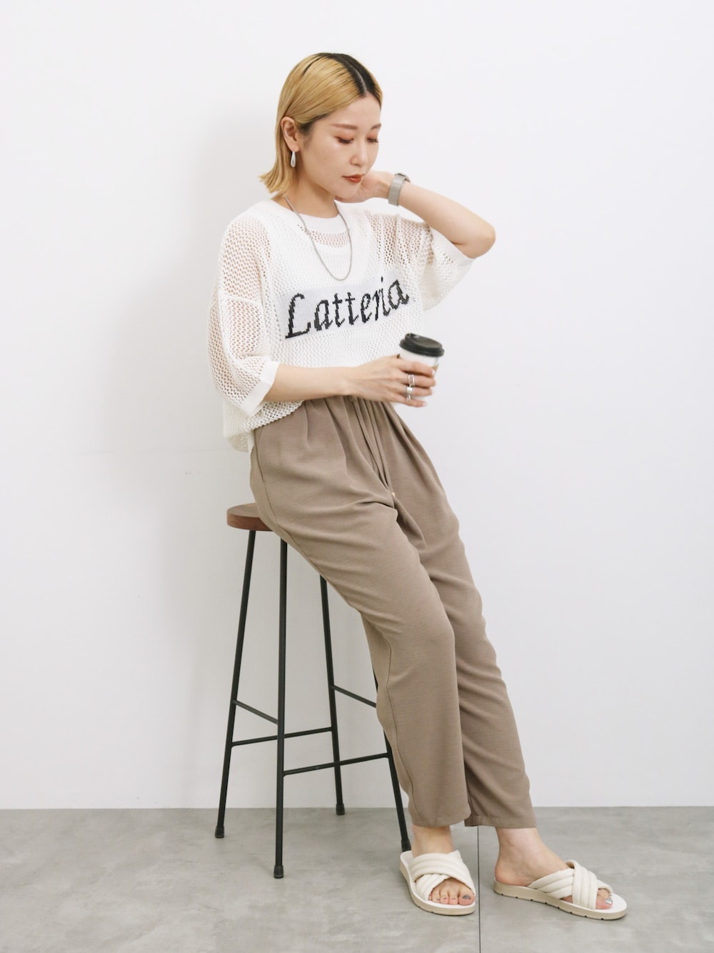 「大人カジュアル、きれいめカジュアル、シンプル、シンプルコーデ、プチプラ、プチプラコーデ、夏コーデ、メッシュニット、サマーニット、パンツスタイル、淡色コーデ、サンダル、ラフ、Samansa Mos2 blue、サマンサモスモスブルー」｜「Samansa Mos2 blueの◎ロゴメッシュニット（ニット/セーター、ホワイト系）」を使った、miyaさん（骨格ウェーブ・レディース・158cm）の春コーディネートの1枚目の写真