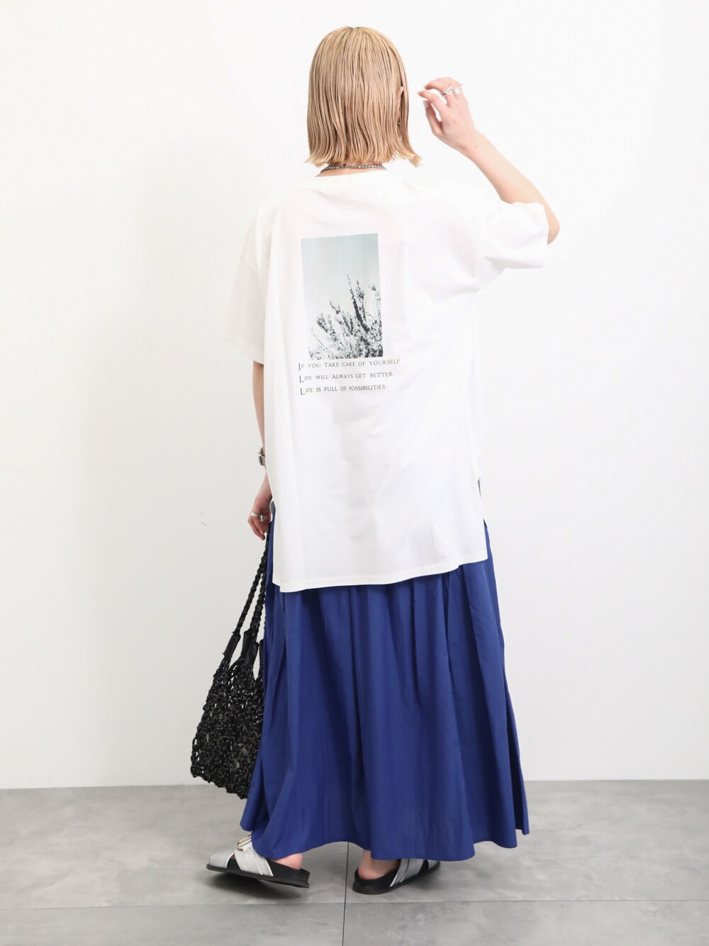 「大人カジュアル、きれいめカジュアル、シンプル、シンプルコーデ、プチプラ、プチプラコーデ、夏コーデ、Tシャツ、バックプリント、スカート、インド綿、マクラメバッグ、サンダル、ラフ、Samansa Mos2 blue」｜「Samansa Mos2 blueのバックプリントチュニック（Tシャツ/カットソー、ホワイト系）」を使った、miyaさん（骨格ウェーブ・レディース・158cm）の春コーディネートの1枚目の写真