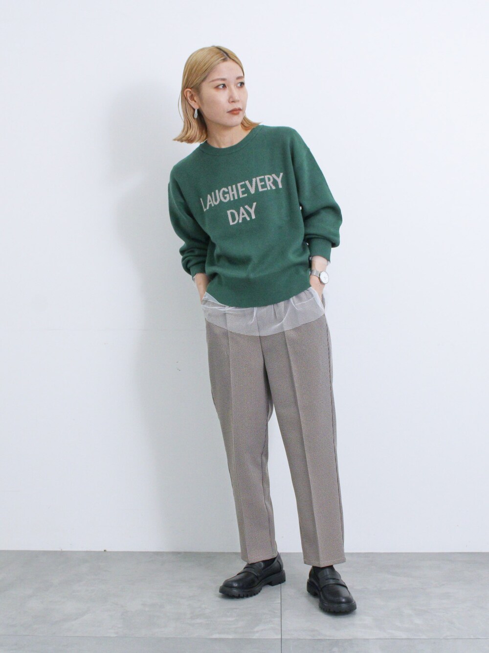 「大人カジュアル、きれいめカジュアル、シンプル、シンプルコーデ、プチプラ、プチプラコーデ、秋コーデ、ニット、ロゴニット、チュール、パンツスタイル、チェック、ローファー、ラクチンコーデ、Samansa Mos2 blue」｜「Samansa Mos2 blueの【吸湿発熱】マルチスタイルテーパードパンツ（その他パンツ、ベージュ系）」を使った、miyaさん（骨格ウェーブ・レディース・158cm）の秋コーディネートの1枚目の写真