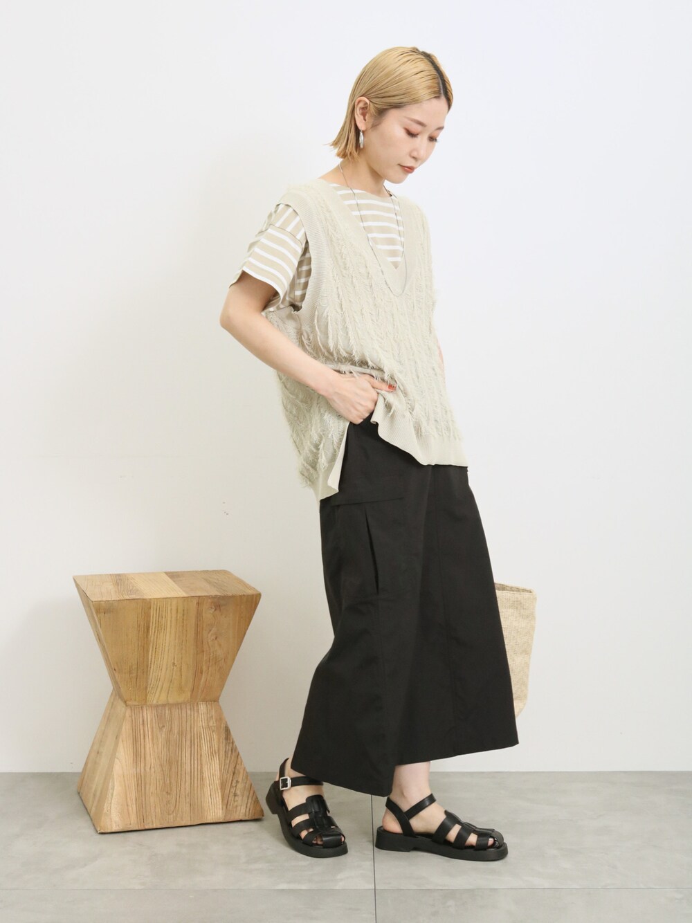 「大人カジュアル、きれいめカジュアル、シンプル、シンプルコーデ、プチプラ、プチプラコーデ、夏コーデ、ベスト、Tシャツ、ボーダー、カーゴスカート、サンダル、トートバッグ、Samansa Mos2 blue、サマンサモスモスブルー」｜「Samansa Mos2 blueのボーダーTシャツ（Tシャツ/カットソー、ベージュ系）」を使った、miyaさん（骨格ウェーブ・レディース・158cm）の春コーディネートの1枚目の写真