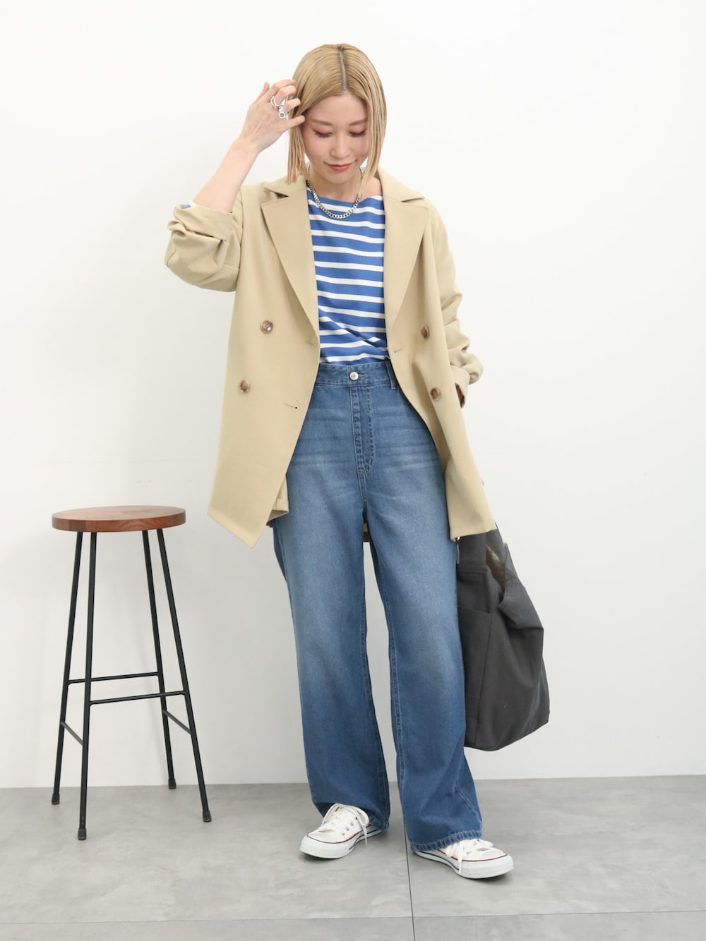 「大人カジュアル、きれいめカジュアル、シンプル、シンプルコーデ、プチプラ、プチプラコーデ、パンツスタイル、デニム、ジャケット、ボーダー、春コーデ、トートバッグ、スニーカー、Samansa Mos2 blue、春アウター」｜「Samansa Mos2 blueのボーダーバスクプルオーバー（Tシャツ/カットソー、ブルー系）」を使った、miyaさん（骨格ウェーブ・レディース・158cm）の冬コーディネートの1枚目の写真