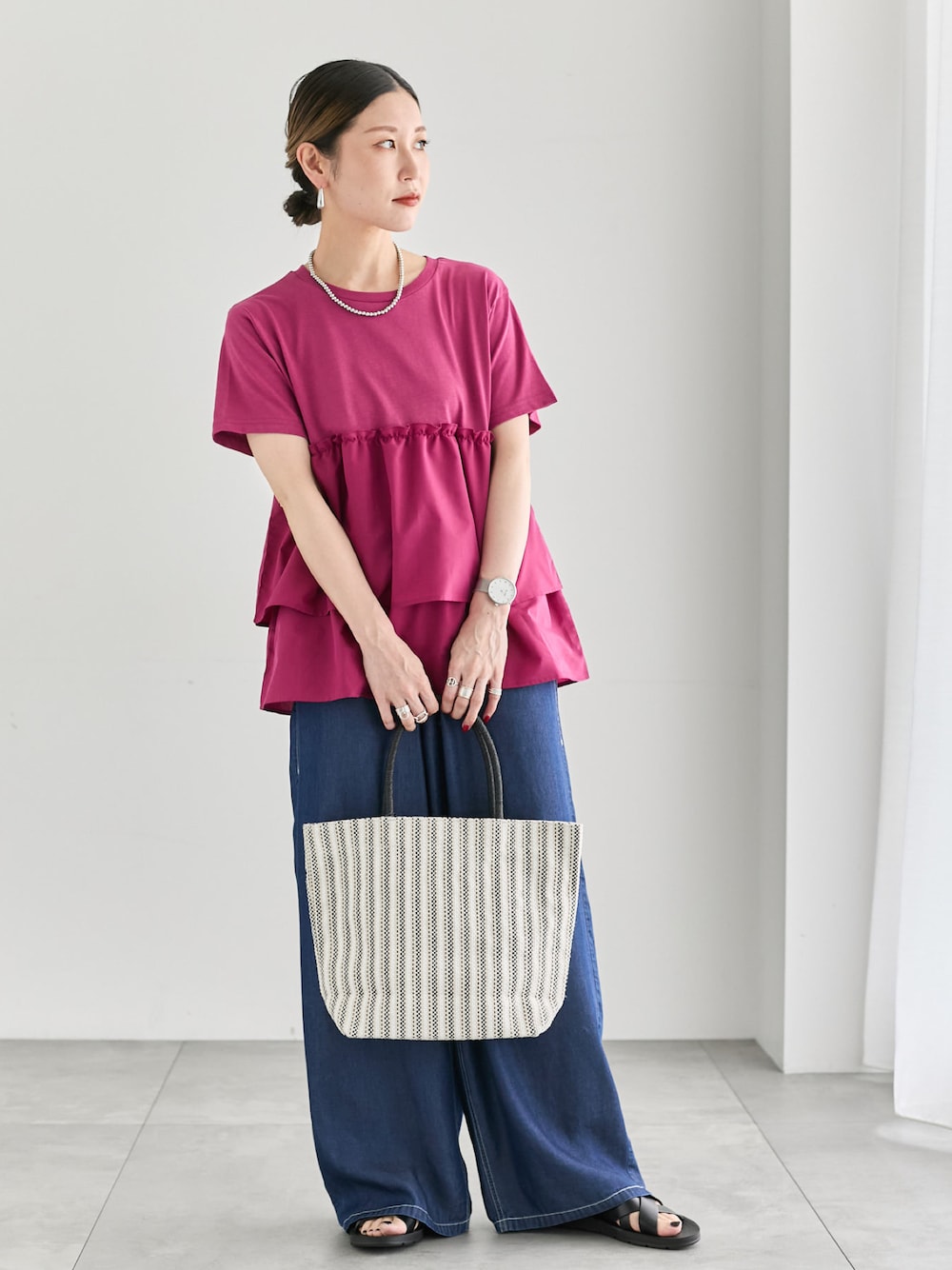 「大人カジュアル、きれいめカジュアル、シンプル、シンプルコーデ、プチプラ、プチプラコーデ、夏コーデ、Tシャツ、フリル、ピンク、パンツスタイル、デニム、ハンドバッグ、サンダル、Samansa Mos2 blue」｜「Samansa Mos2 blueの【接触冷感】クールデニムイージーパンツ（その他パンツ、ブルー系）」を使った、miyaさん（骨格ウェーブ・レディース・158cm）の夏コーディネートの1枚目の写真