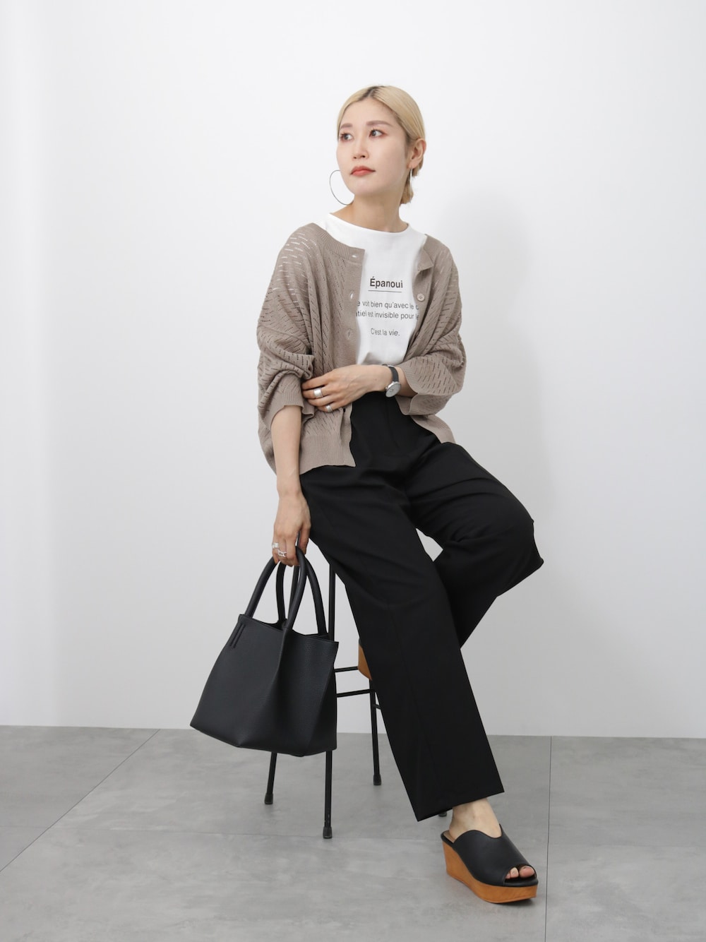 「大人カジュアル、オトナ女子、きれいめカジュアル、秋コーデ、キレイめカジュアル、パンツスタイル、Tシャツ、カーディガン、厚底サンダル、プチプラ、プチプラコーデ、Samansa Mos2 blue、シンプル、シンプルコーデ」｜「Samansa Mos2 blueのウッドソールサンダル（サンダル、ブラック系）」を使った、miyaさん（骨格ウェーブ・レディース・158cm）の夏コーディネートの1枚目の写真