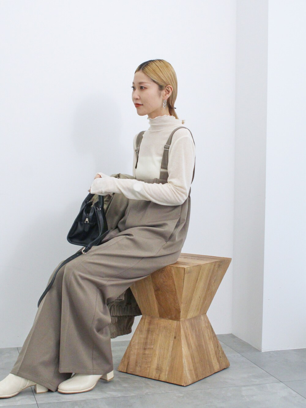 「大人カジュアル、きれいめカジュアル、シンプル、シンプルコーデ、プチプラ、プチプラコーデ、秋コーデ、サロペット、シアートップス、マウンテンパーカー、ハンドバッグ、ブーツ、淡色コーデ、お出かけコーデ、Samansa Mos2 blue」｜「Samansa Mos2 blueのアソートサロペット（その他パンツ、グリーン系）」を使った、miyaさん（骨格ウェーブ・レディース・158cm）の秋コーディネートの1枚目の写真