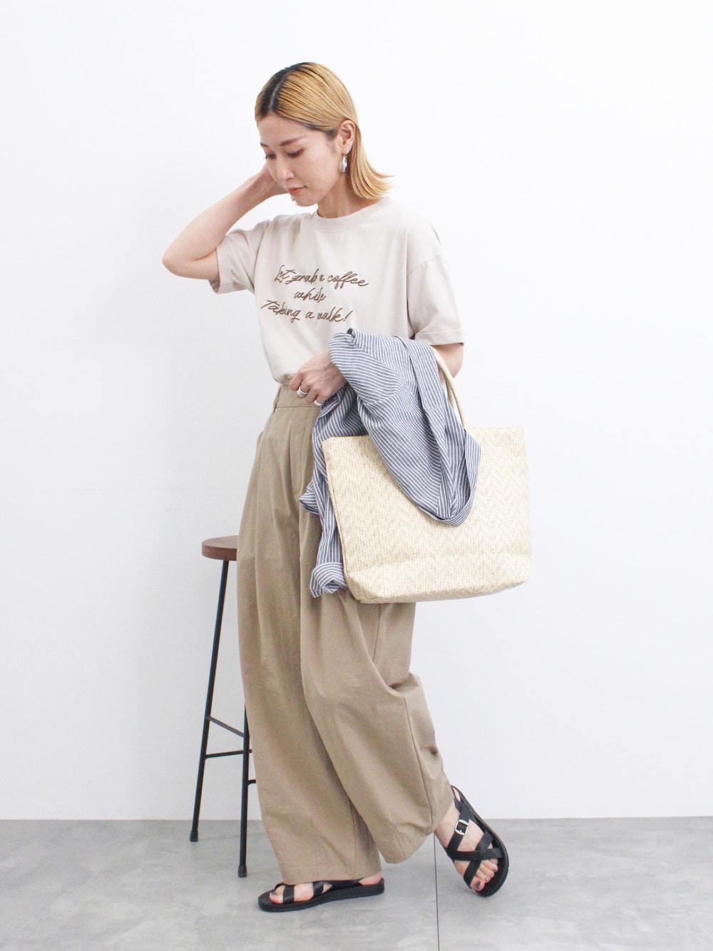 「大人カジュアル、きれいめカジュアル、シンプル、シンプルコーデ、プチプラ、プチプラコーデ、夏コーデ、Tシャツ、パンツスタイル、シャツ、サンダル、ペーパーバッグ、ラフ、ゆるコーデ、Samansa Mos2 blue」｜「Samansa Mos2 blueの発泡プリントTシャツ（Tシャツ/カットソー、ベージュ系）」を使った、miyaさん（骨格ウェーブ・レディース・158cm）の夏コーディネートの1枚目の写真