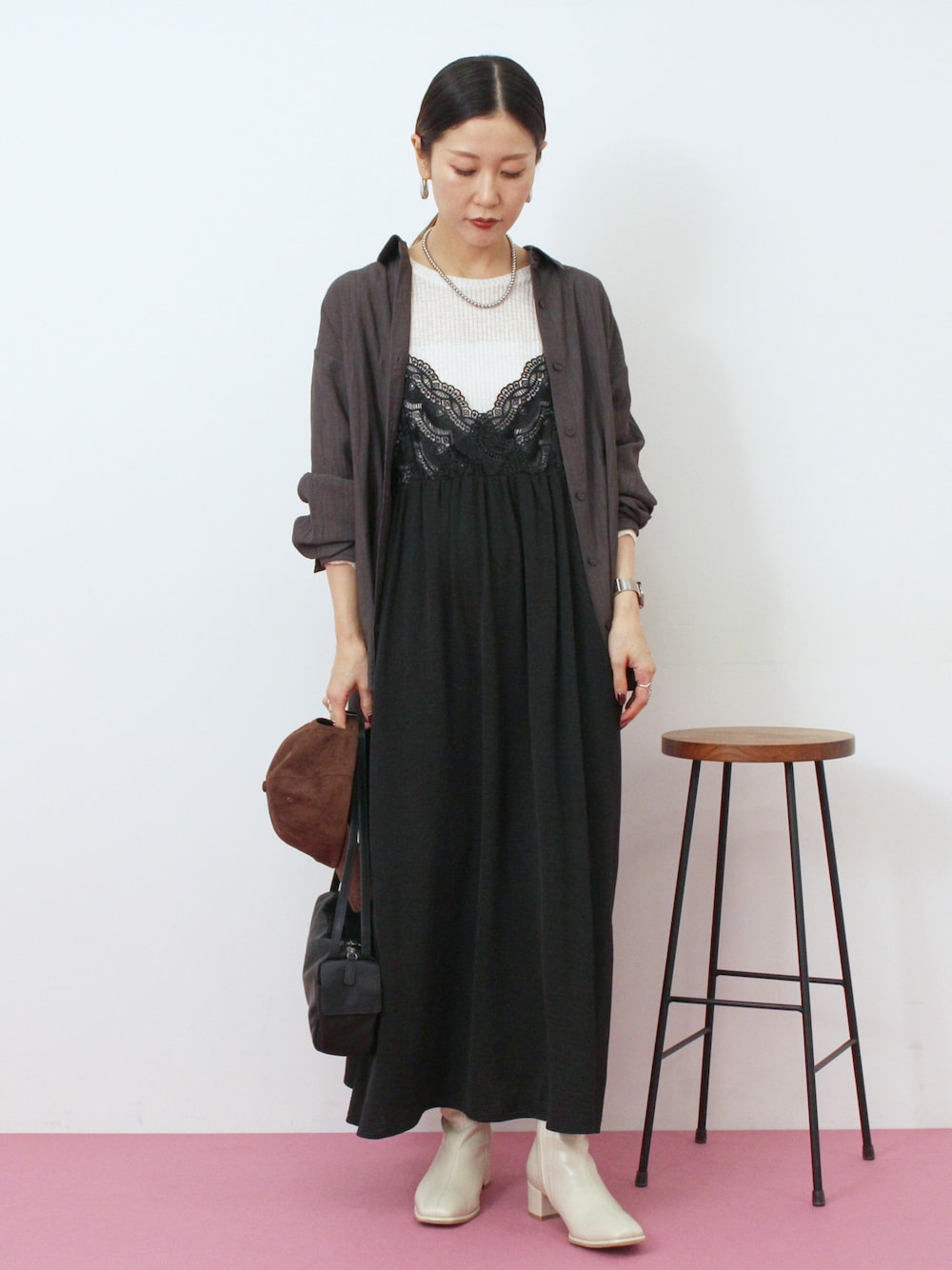 ブラック系のワンピース、ホワイト系のTシャツ/カットソー、グレー系のシャツ/ブラウスを着用したレディースの秋コーディネートの1枚目の写真