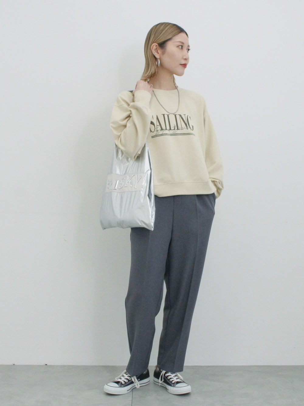 「大人カジュアル、きれいめカジュアル、シンプル、シンプルコーデ、プチプラ、プチプラコーデ、春コーデ、スウェット、ロゴ、パンツスタイル、トートバッグ、スニーカー、スニーカーコーデ、Samansa Mos2 blue、コンバース」｜「Samansa Mos2 blueのミニ裏毛アソートプリントプルオーバー（ニット/セーター、イエロー系）」を使った、miyaさん（骨格ウェーブ・レディース・158cm）の春コーディネートの1枚目の写真