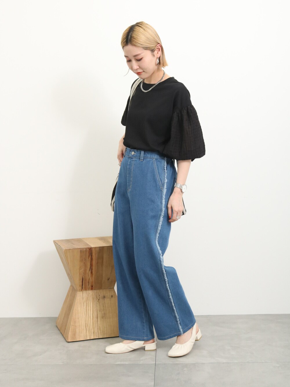 「大人カジュアル、きれいめカジュアル、シンプル、シンプルコーデ、プチプラ、プチプラコーデ、春コーデ、デニム、パンツスタイル、シアートップス、トートバッグ、パンプス、Samansa Mos2 blue、サマンサモスモスブルー、春のNewスタイル」｜「Samansa Mos2 blueの【ふっくらクッション】バックストラップパンプス（ドレスシューズ、ホワイト系）」を使った、miyaさん（骨格ウェーブ・レディース・158cm）の春コーディネートの1枚目の写真