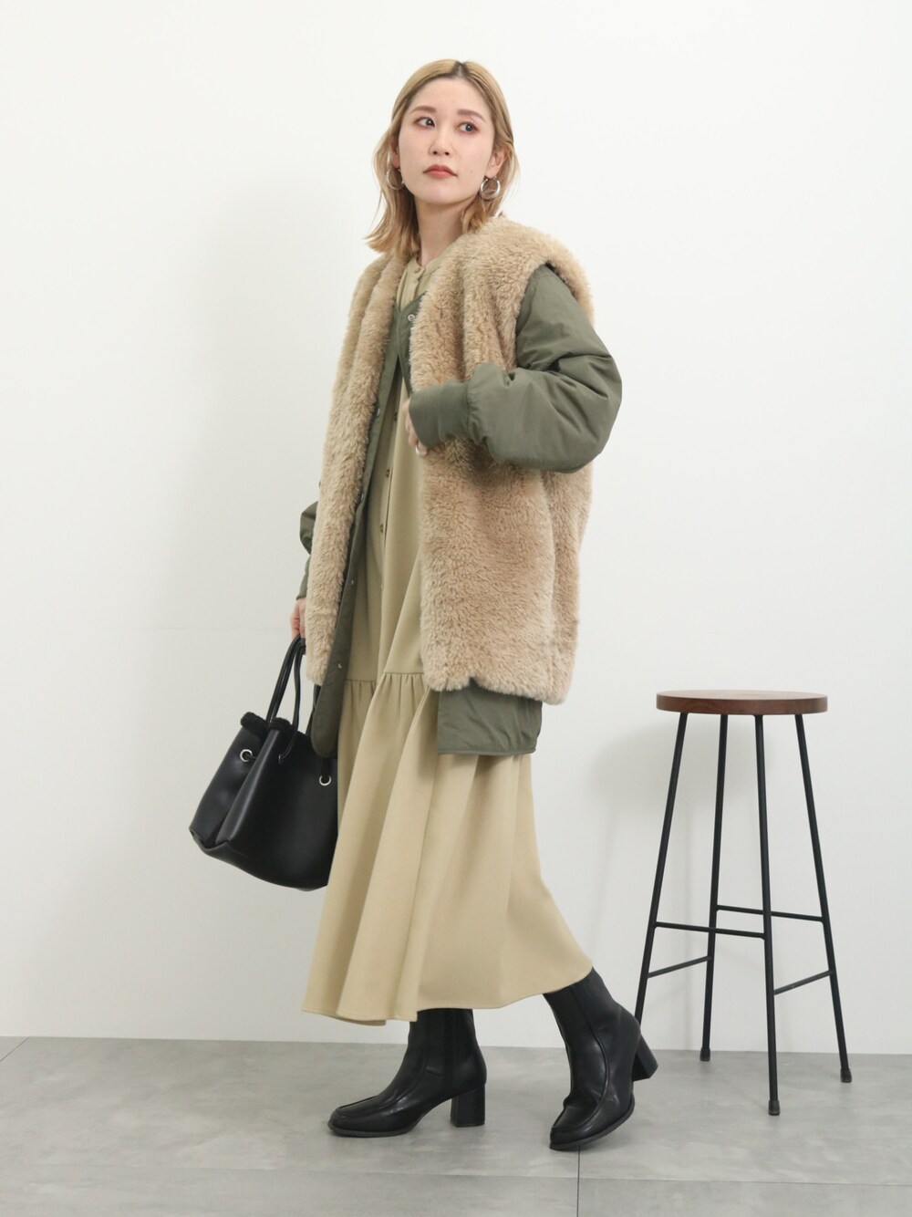 「大人カジュアル、きれいめカジュアル、冬コーデ、冬アウター、ファーベスト、キルティング、ワンピース、プチプラ、プチプラコーデ、ブーツ、ボアバッグ、カジュアル、オトナ女子、Samansa Mos2 blue」｜「Samansa Mos2 blueのティアードシャツワンピース（ワンピース、ベージュ系）」を使った、miyaさん（骨格ウェーブ・レディース・158cm）の冬コーディネートの1枚目の写真