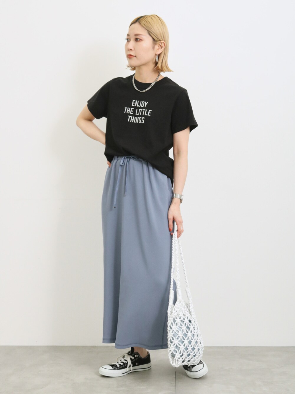 「大人カジュアル、きれいめカジュアル、シンプル、シンプルコーデ、プチプラ、プチプラコーデ、夏コーデ、Tシャツ、ロゴT、スカート、トートバッグ、スニーカー、Samansa Mos2 blue、コンバース、マクラメバッグ」｜「Samansa Mos2 blueの【シルケットバイオ】ロゴTシャツ（Tシャツ/カットソー、ブラック系）」を使った、miyaさん（骨格ウェーブ・レディース・158cm）の春コーディネートの1枚目の写真