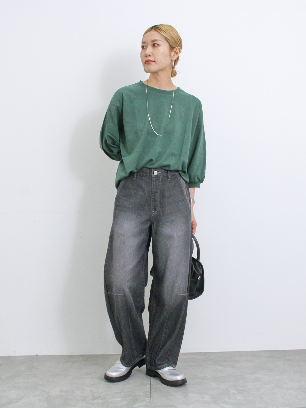 「大人カジュアル、きれいめカジュアル、シンプル、シンプルコーデ、プチプラ、プチプラコーデ、秋コーデ、グリーン、パンツスタイル、デニム、カーブパンツ、ローファー、ハンドバッグ、秋服準備はじめました、Samansa Mos2 blue」｜「Samansa Mos2 blueのボリュームスリーブ6分袖プルオーバー（Tシャツ/カットソー、グリーン系）」を使った、miyaさん（骨格ウェーブ・レディース・158cm）の夏コーディネートの1枚目の写真