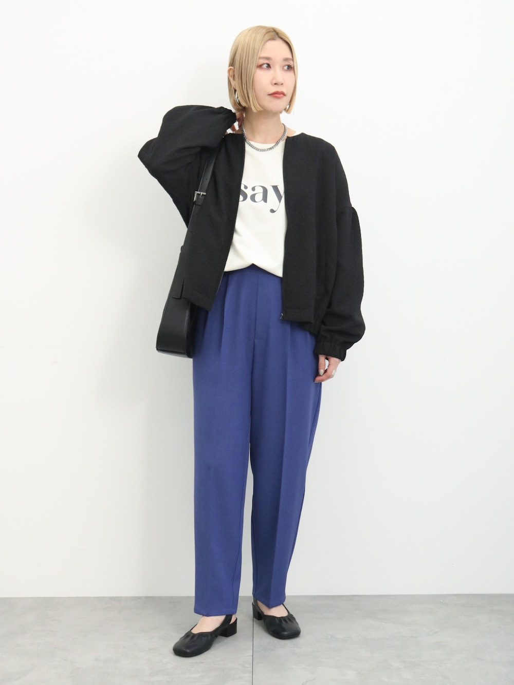 「大人カジュアル、きれいめカジュアル、シンプル、シンプルコーデ、プチプラ、プチプラコーデ、春コーデ、ロゴT、パンツスタイル、オフィスカジュアル、パンプス、トートバッグ、Samansa Mos2 blue、サマンサモスモスブルー、春アウター」｜「Samansa Mos2 blueのマルチスタイルテーパードパンツ（その他パンツ、ブルー系）」を使った、miyaさん（骨格ウェーブ・レディース・158cm）の春コーディネートの1枚目の写真
