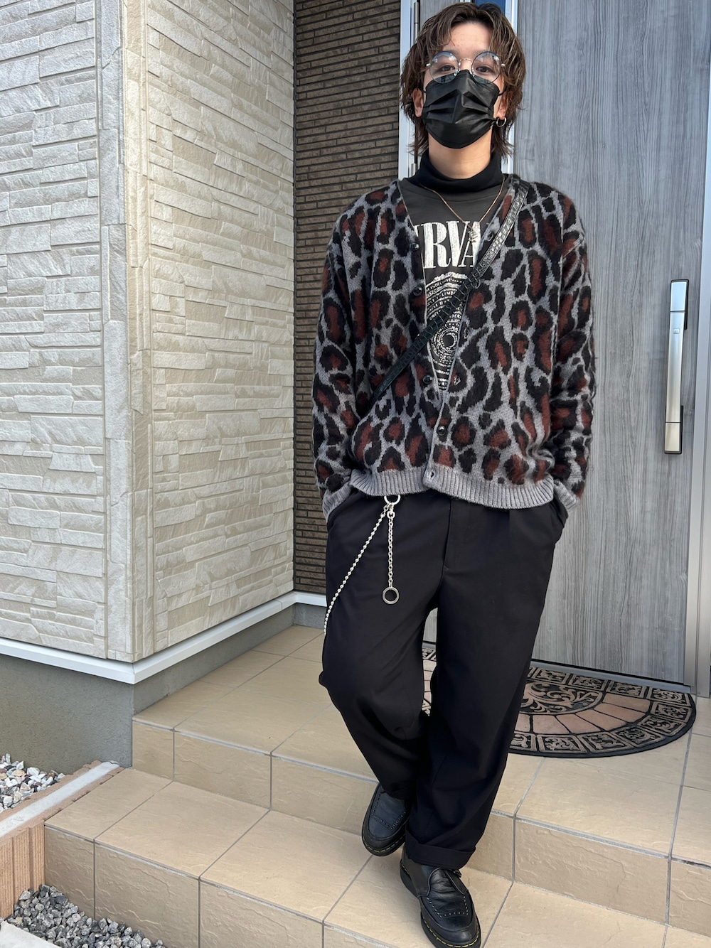 ブラック系のスラックス、ブラック系のブーツ、ブラック系のTシャツ/カットソーを着用したメンズの春コーディネートの1枚目の写真