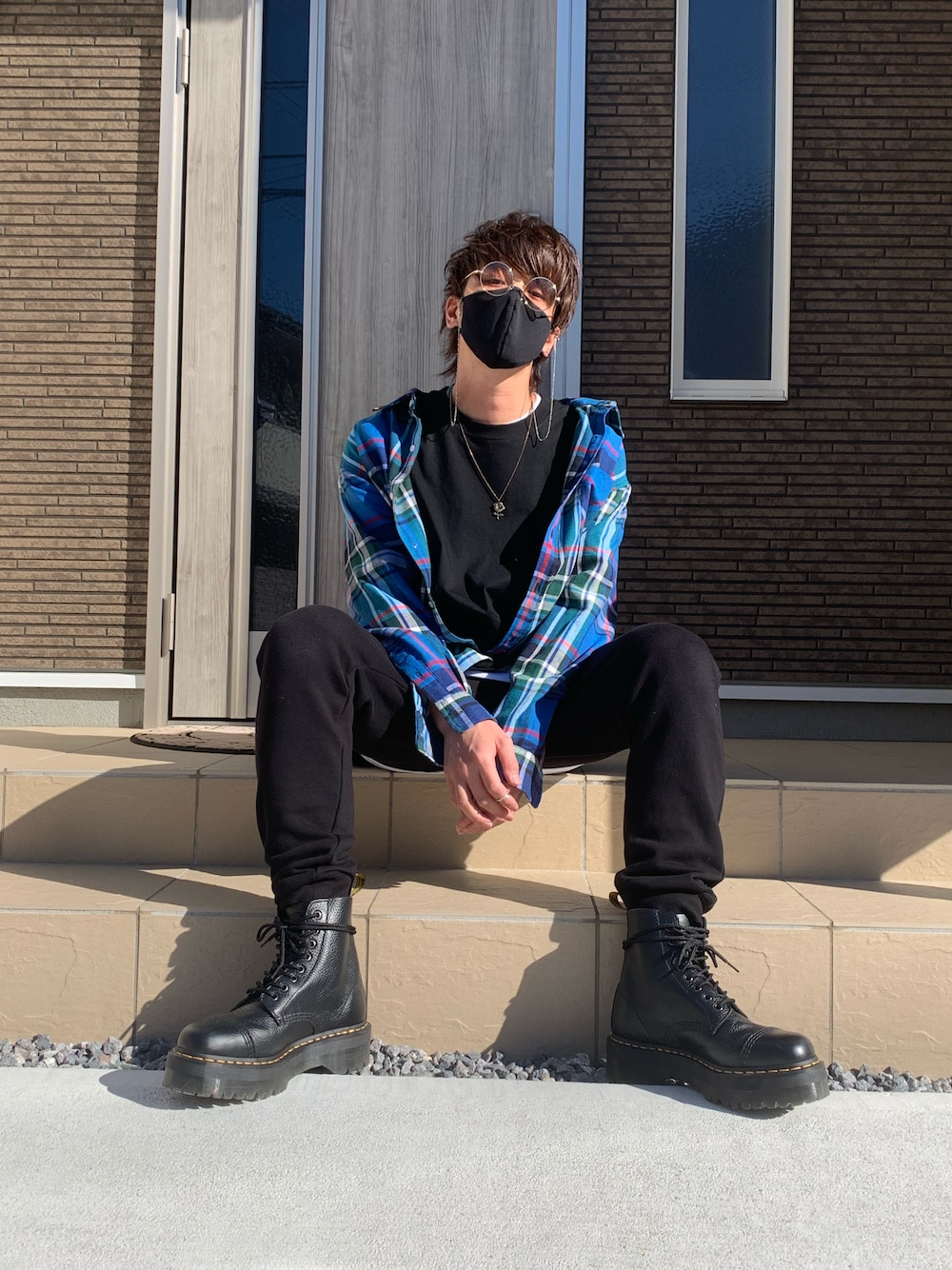 ブラック系のその他パンツ、ブラック系のブーツ、ブラック系のTシャツ/カットソーを着用したメンズの秋コーディネートの1枚目の写真