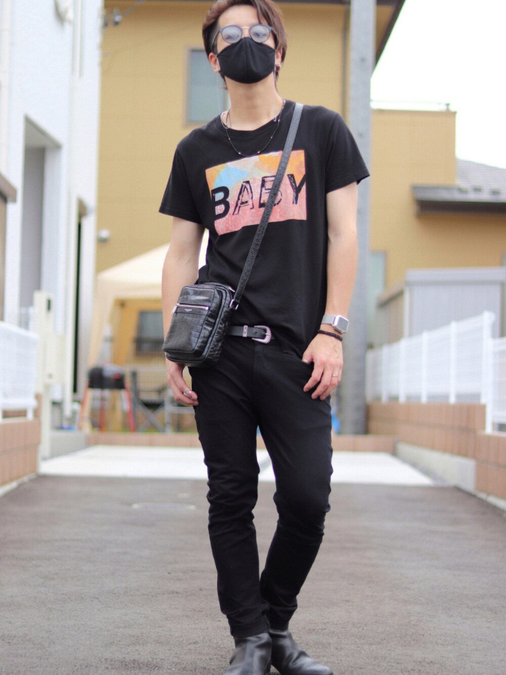 ブラック系のTシャツ/カットソー、ブラック系のショルダーバッグ、ブラック系のパンツを着用したメンズの秋コーディネートの1枚目の写真