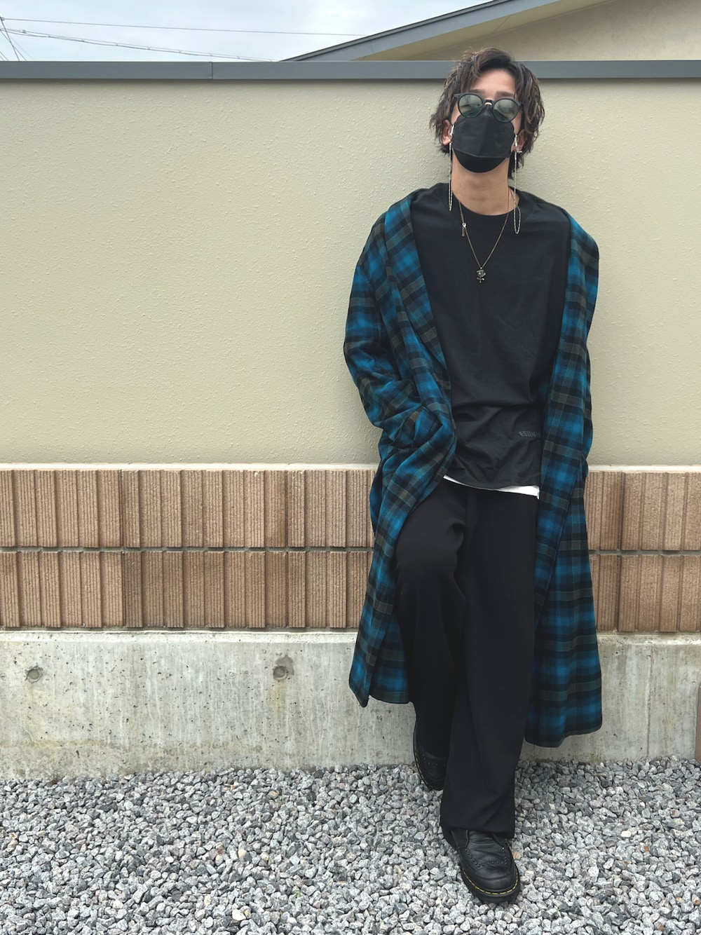 ブラック系のブーツ、ブラック系のその他パンツ、ブラック系のTシャツ/カットソーを着用したメンズの秋コーディネートの1枚目の写真